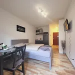 Zentrales Apartment Mit Balkon Und Parkplatz